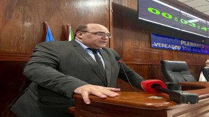 Alberto Castro destaca desafios superados e reforça compromisso com vereadores durante posse