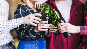Farmacêutica alerta sobre riscos de misturar álcool com medicamentos