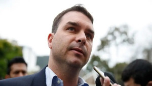 Flávio Bolsonaro pede desculpas a Michelle após atrito sobre aliança no Ceará com Ciro Gomes