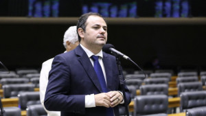 Câmara dos Deputados suspende Glauber Braga por 6 meses