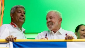 Deputado aciona MPE e alega propaganda eleitoral a Lula durante apresentação de BaianaSystem no Carnaval de Salvador