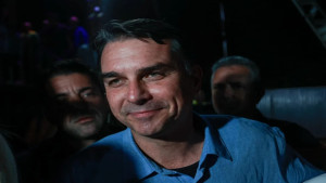 Flávio pede prisão de funcionário do Planalto por polêmica de Nossa Senhora