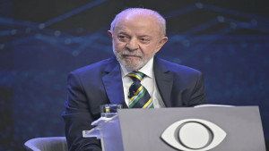 Lula diz que vai autorizar TSE a quebrar sigilo dele e de familiares.