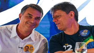 Flávio Bolsonaro se reúne com prefeitos e pede mobilização a aliados: 'Não podemos baixar a guarda'