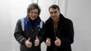 Javier Milei se pronuncia e defende Flávio Bolsonaro após ser citado no debate da Band