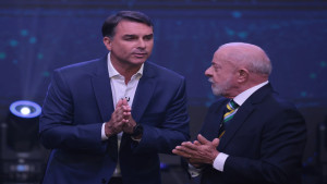 Primeiro debate entre Lula e Flávio Bolsonaro é marcado por ataques e acusações