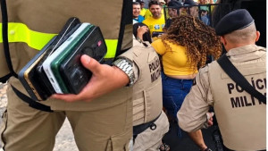 Duas mulheres são presas por furtar celulares e dinheiro durante ato pró-Flávio Bolsonaro na Barra