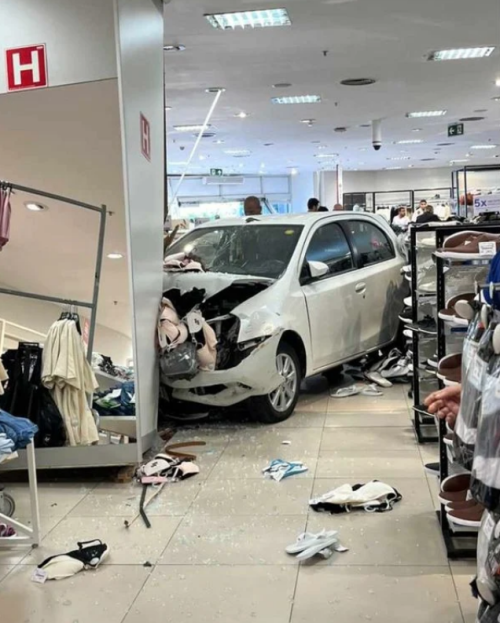 Motorista perde o controle de carro e invade loja no Shopping Barra