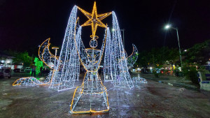 Prefeitura de Dias d’Ávila inaugura decoração natalina na Praça ACM .