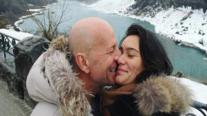 Esposa de Bruce Willis faz apelo para que não associem doença do marido à morte: "É um novo capitulo"