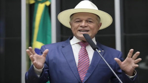 Justiça manda deputado federal retirar outdoors de cidade na Bahia