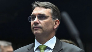 Ministério da Justiça pede que PF analise denúncia contra Flávio Bolsonaro