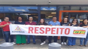 Bancários protestam em Camaçari após anúncio de fechamento de agência do Itaú