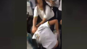 Briga entre estudantes em ônibus escolar termina com adolescente esfaqueada