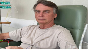 Moraes concede prisão domiciliar a Bolsonaro