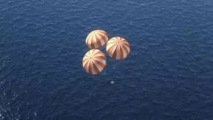 Astronautas da Artemis retornam à Terra após cápsula pousar no mar
