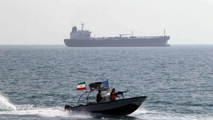 Irã volta a fechar Estreito de Ormuz, atira em petroleiros