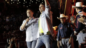 No Barretão, Flávio Bolsonaro saúda o agro e promete: 'Voltarei presidente e com meu pai em 2027'