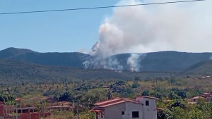 'Passou a noite pegando fogo': incêndio atinge área de 50 km² de serra entre Caém e Jacobina