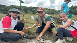 Sedur promove plantio de 30 mudas com estudantes em área de preservação