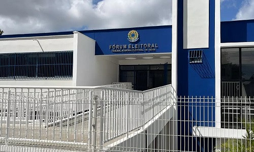 Homem morre após esfaquear segurança e ser baleado no Fórum Eleitoral de Camaçari