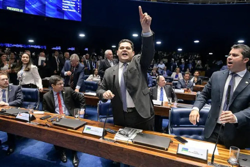 Alcolumbre articula impeachment de ministros do STF por reeleição para comando do Senado