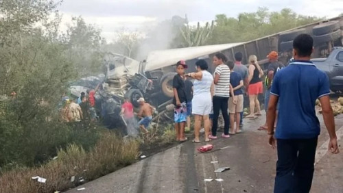 Sobe para 15 o número de mortos em acidente envolvendo van e caminhão na Bahia