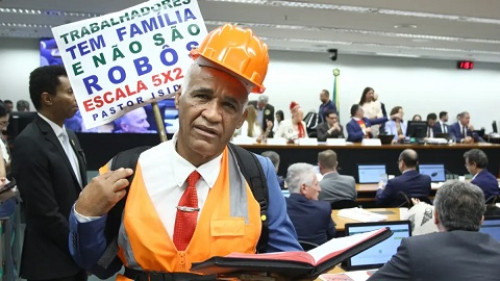 "Virou mangue"  Fim da escala 6x1 permitirá a trabalhador 'fazer sexo em paz', diz deputado baiano