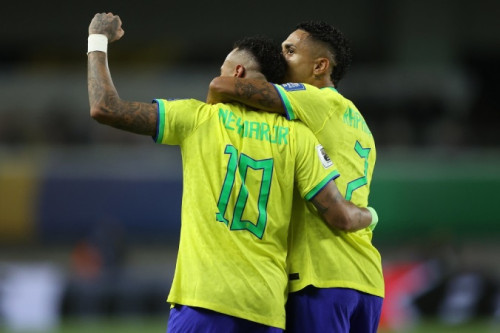 Seleção chega à Granja Comary com Neymar para começar preparação para Copa
