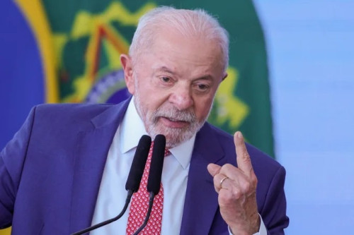 Brasil não avança pois pessoas "sem compromisso" são eleitas, diz Lula