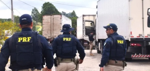 Batida entre caminhão e van deixa ao menos 8 mortos na BR-116