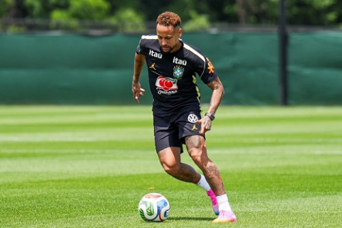 Neymar faz 1º treino completo junto à Seleção Brasileira após lesão