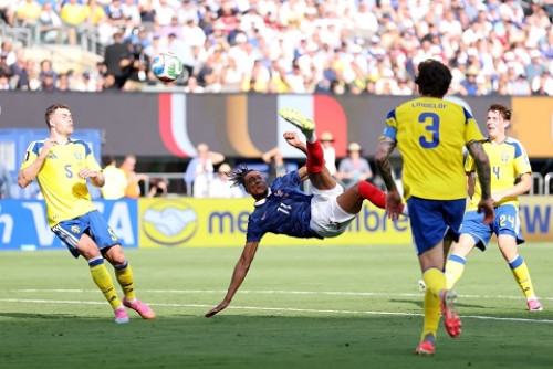 Com autoridade e show de Mbappé, França vence Suécia e avança na Copa