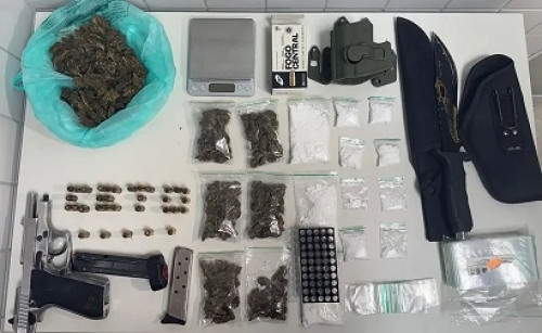 PM apreende drogas, pistola e munições em Camaçari após denúncia de violência doméstica