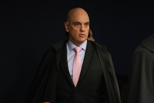 Caso Master: Flávio Bolsonaro pede ao STF que afaste Moraes de julgamento