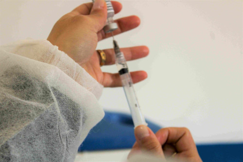 Mortes suspeitas após vacina da dengue são de profissionais da Saúde
