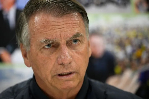 Moraes mantém domiciliar de Bolsonaro e impõe novas restrições