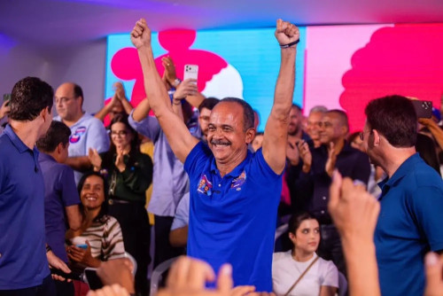 Elinaldo reúne multidão em Camaçari e demonstra força, deixando visível o   protagonismo da oposição ao lado de ACM Neto