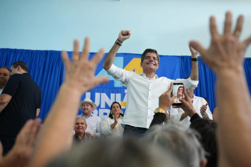 A chapa de ACM Neto (União Brasil) será oficializada na tarde desta quarta-feira (22). O evento acontecerá no Centro de Convenções de Salvador, a partir das 14h44.