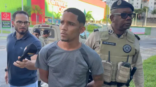 CAIU NO CORTE: homem com mandado por homicídio é preso dentro de barbearia em Camaçari; veja a reportagem
