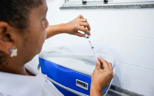 Camaçari: Vacina contra a dengue está disponível em todas as unidades de saúde do município