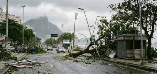 Mais de 510 mil imóveis ainda estão sem luz no Rio. Vendaval passou dos 100km/h, derrubou arvores, arrastou telhados e provocou  um verdadeiro caos