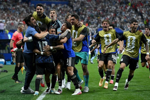 Argentina vira nos acréscimos, elimina a Inglaterra e vai à final da Copa