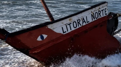 Mar agitado arrasta e destrói embarcação na praia de Arembepe, em Camaçari