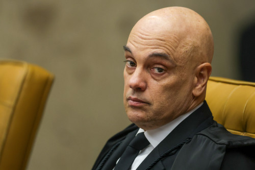 "O juiz mais imparcial da corte": Moraes marca depoimento de Flávio Bolsonaro sobre suposta calúnia contra Lula