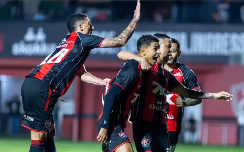 Vitória goleia Athletico-PR por 4 a 0 no Barradão e avança às quartas da Copa do Brasil