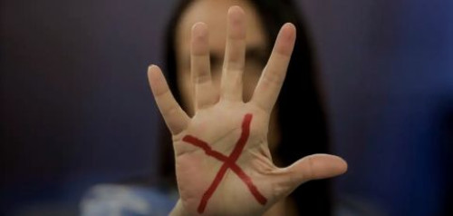 Registros de violência contra mulheres jovens sobem 44% em dias de jogo