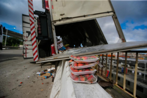 Caminhão com 3 toneladas de morangos tomba na Via Expressa em Salvador e é saqueado