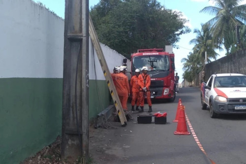 Homem morre após sofrer descarga elétrica e ficar preso a poste em Salvador