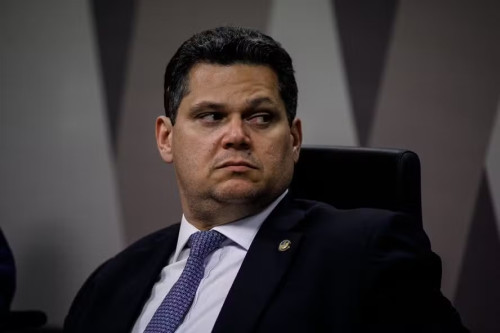 Davi Alcolumbre dá sinal verde para PEC da escala 6 x 1 avançar